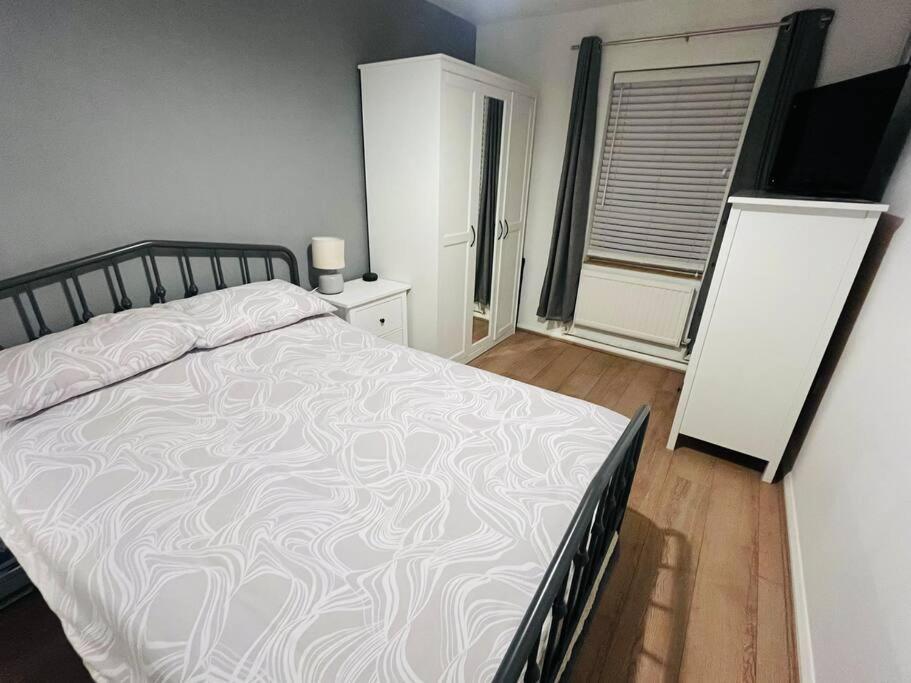 Immaculate 2 Bed Flat With Free Parking! Apartment Watford  Exterior photo